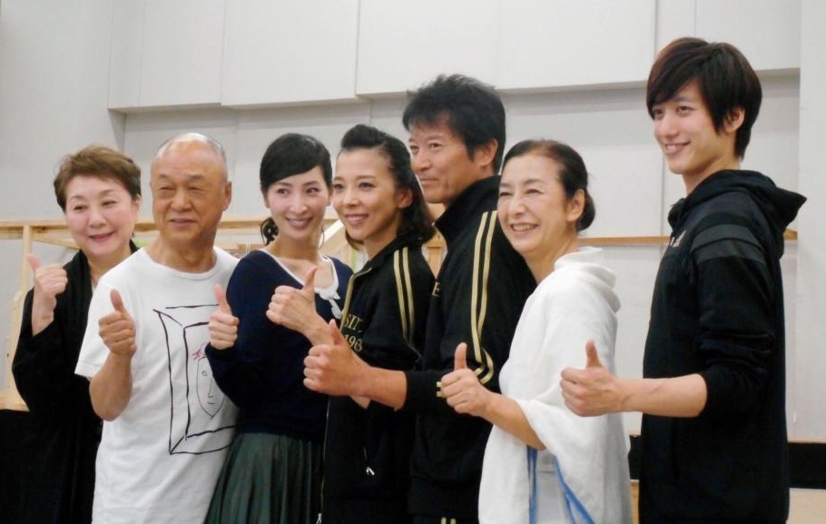 ミュージカル「マイ・フェア・レディ」の公開けいこを行った（左から）寿ひずる、田山涼成、真飛聖、霧矢大夢、寺脇康文、高橋惠子、水田航生＝東京・森下の明治座森下スタジオ