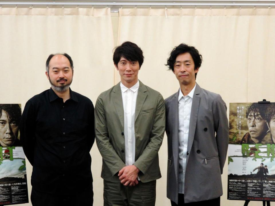 同性愛を演じる（右から）北村有起哉、佐々木蔵之介と演出の森新太郎氏＝東京・西新宿