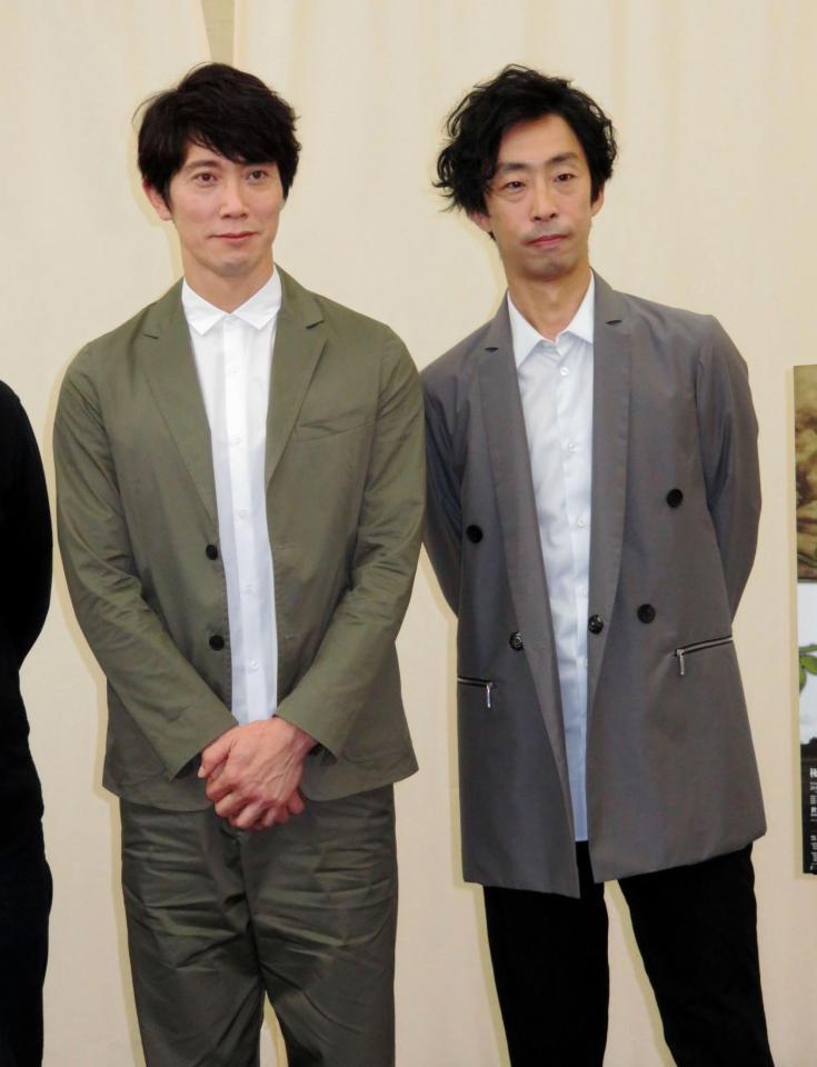 同性愛を演じる佐々木蔵之介（左）と北村有起哉＝東京・西新宿