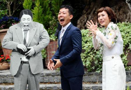 パネルの藤山寛美さんと同じポーズを取る藤山扇治郎（中央）久本雅美＝東京・恵比寿