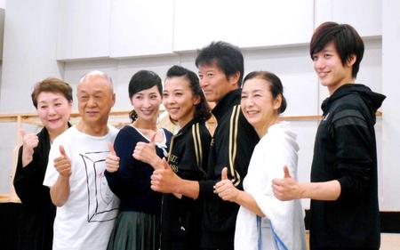 　ミュージカル「マイ・フェア・レディ」の公開けいこを行った（左から）寿ひずる、田山涼成、真飛聖、霧矢大夢、寺脇康文、高橋惠子、水田航生＝東京・森下の明治座森下スタジオ