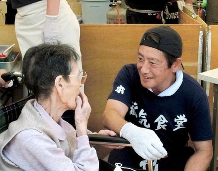 　来場者と交流する神田正輝