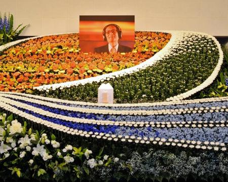 宇宙をイメージしたという冨田勲さんの祭壇＝東京・青山葬儀所