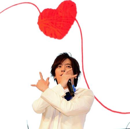 歌唱後に「うぃっしゅ」を決めるＤＡＩＧＯ＝池袋サンシャインシティ噴水広場（撮影・棚橋慶太）