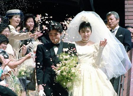 １９８７年０６月１２日　娘・友里恵と郷ひろみの結婚式を見守る二谷英明さん（右）