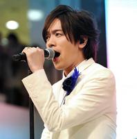 「ＫＳＫ」を熱唱するＤＡＩＧＯ＝池袋サンシャインシティ噴水広場（撮影・棚橋慶太）