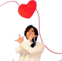 歌唱後に「うぃっしゅ」を決めるＤＡＩＧＯ＝池袋サンシャインシティ噴水広場（撮影・棚橋慶太）