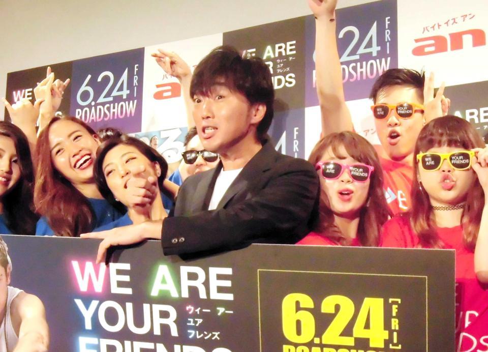 　優香の結婚を祝福したスピードワゴン・小沢一敬（中央）＝都内