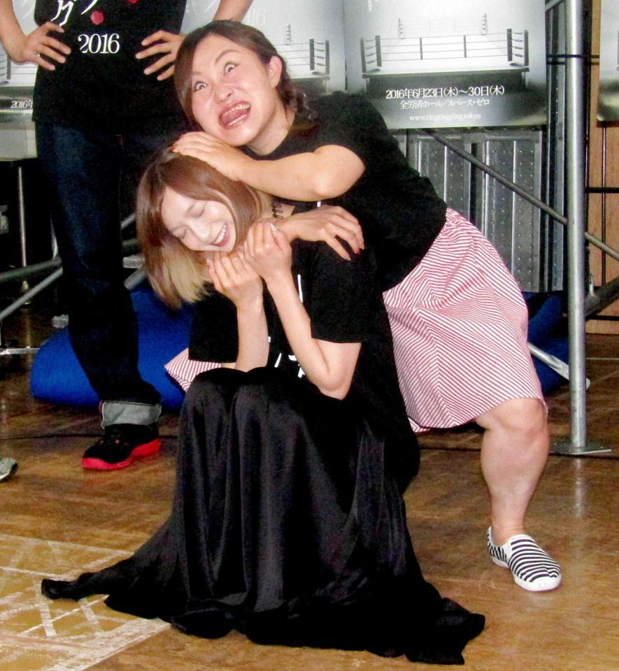 　プロレス技のスリーパーホールドで芹那（左）を締め上げるキンタロー。