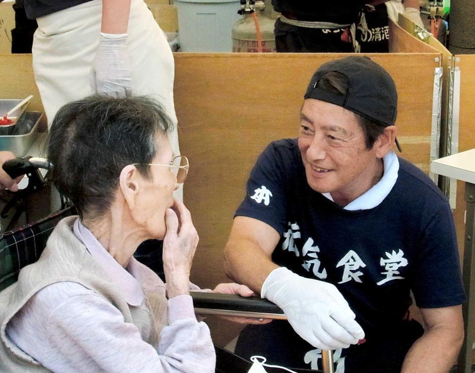 　来場者と交流する神田正輝