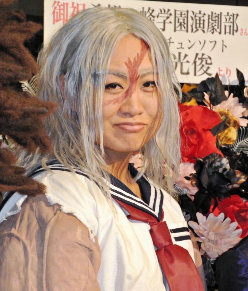 インパクトのある役衣装の山崎静代＝東京・六本木