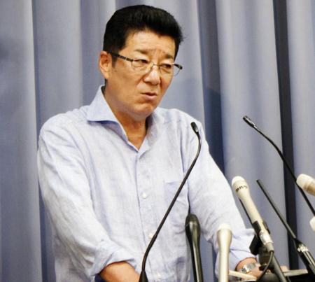 定例会見で記者団の質問に答える松井一郎・大阪府知事＝大阪府庁