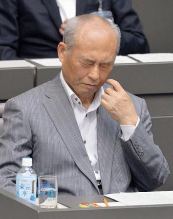 　東京都議会本会議に出席した舛添要一知事＝１５日午後