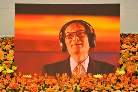 　２０１３年夏の音楽フェスで撮影された冨田勲さんの遺影