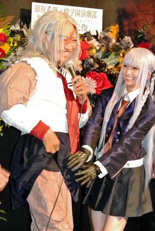 　パンチラする山崎静代（左）のスカートを必死で押さえる岡本玲＝東京・六本木