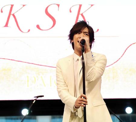 　「ＫＳＫ」を熱唱するＤＡＩＧＯ＝池袋サンシャインシティ噴水広場（撮影・棚橋慶太）