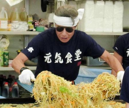 「焼きそば、おいしいよ～！」と声を出しながら調理する舘ひろし＝熊本県・益城町