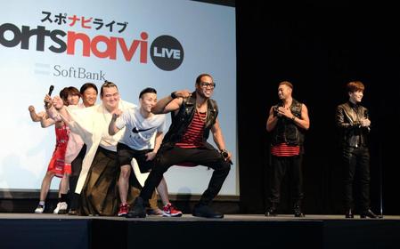 三代目　Ｊ　Ｓｏｕｌ　Ｂｒｏｔｈｅｒｓ　ｆｒｏｍ　ＥＸＩＬＥ　ＴＲＩＢＥの岩田剛典（右端）と関口メンディー（右から２人目）の前で「Ｃｈｏｏ　Ｃｈｏｏ　ＴＲＡＩＮ」ダンスを披露するゲストの（手前から）ダンテ・カーヴァー　、千葉ジェッツの富樫勇樹、琴奨菊、野球評論家の田尾安志氏＝東京・ステラボール（撮影・開出牧）