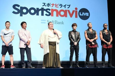 ソフトバンクＣＭのイベントに登場しあいさつする琴奨菊（中央）＝東京・ステラボール（撮影・開出牧）