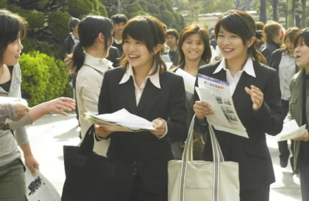 キャンパスで新入生勧誘のチラシをもらう三倉茉奈(右)と佳奈(左)＝関西学院大学、２００４年撮影