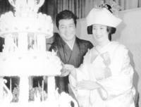 　１９６４年、結婚式でウエディングケーキに入刀