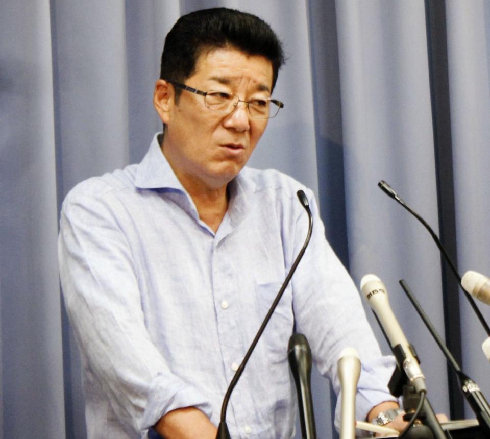 定例会見で記者団の質問に答える松井一郎・大阪府知事＝大阪府庁