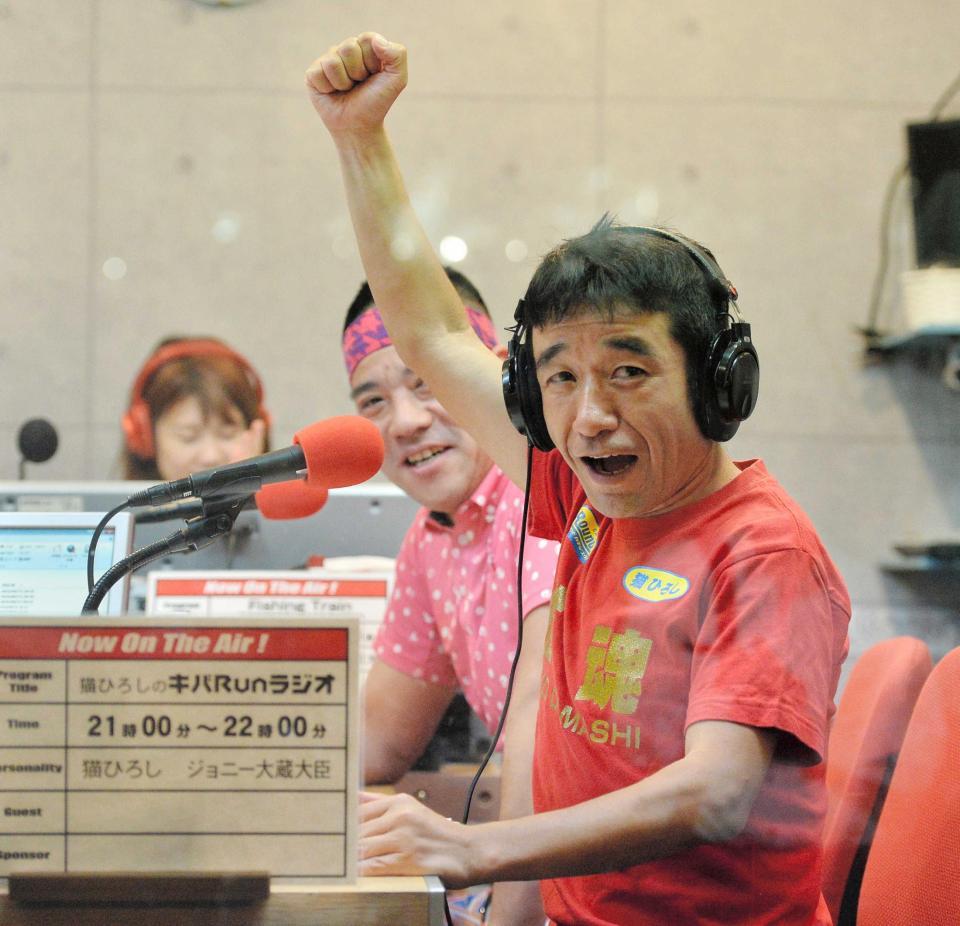 　『オリンピック頑張るゾー！！』とこぶしを突き上げる猫ひろし＝東京・木場（撮影・園田高夫）