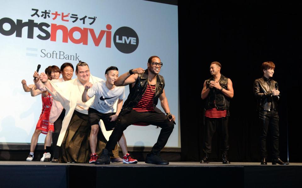 三代目　Ｊ　Ｓｏｕｌ　Ｂｒｏｔｈｅｒｓ　ｆｒｏｍ　ＥＸＩＬＥ　ＴＲＩＢＥの岩田剛典（右端）と関口メンディー（右から２人目）の前で「Ｃｈｏｏ　Ｃｈｏｏ　ＴＲＡＩＮ」ダンスを披露するゲストの（手前から）ダンテ・カーヴァー　、千葉ジェッツの富樫勇樹、琴奨菊、野球評論家の田尾安志氏＝東京・ステラボール（撮影・開出牧）
