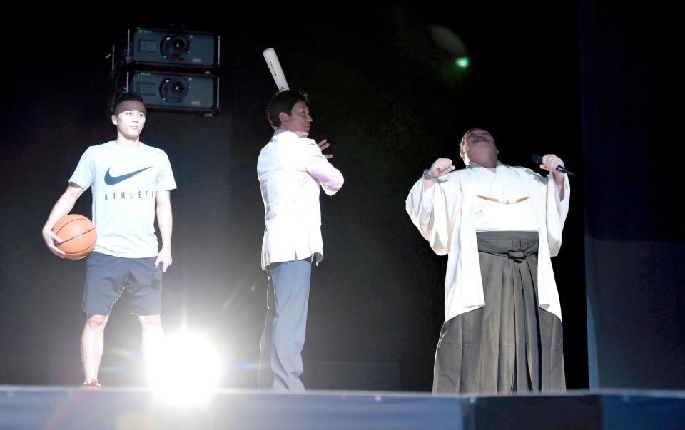 「琴バウアー」でイベントに登場した琴奨菊（右端）。左から千葉ジェッツの富樫勇樹、野球評論家の田尾安志氏＝東京・ステラボール（撮影・開出牧）