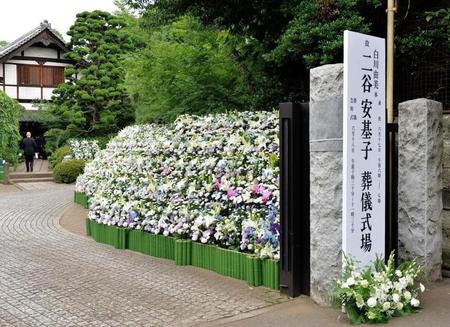 たくさんの花が供えられた白川由美さんの葬儀式場＝東京・広尾の祥雲寺（撮影・西岡正）