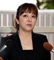 故人との思い出を話す岩崎宏美＝都内