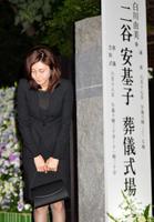 弔問を終え一礼する松嶋菜々子＝東京・広尾の祥雲寺（撮影・西岡正）