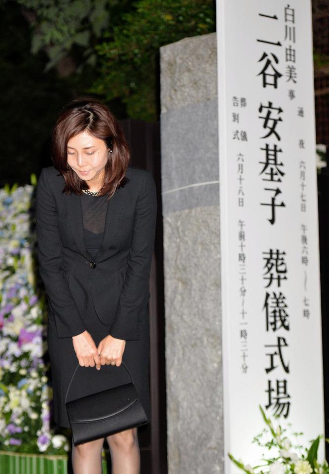 弔問を終え一礼する松嶋菜々子＝東京・広尾の祥雲寺（撮影・西岡正）