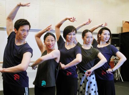 　舞台「フラメンコ・カフェ・デル・・ガド」の公開稽古を行った（左から）大貫勇輔、原田薫、湖月わたる、水夏希、緒月遠麻＝東京・北新宿の新宿村スタジオ