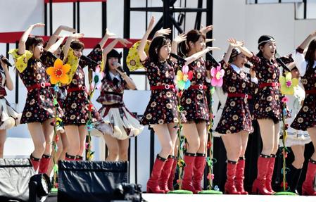 「ヘビーローテーション」を歌う渡辺麻友（中央）ら＝ハードオフエコスタジアム新潟