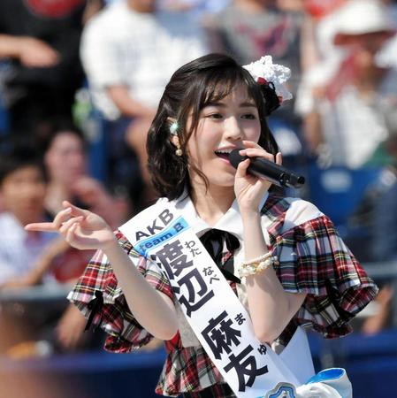 総選挙前に熱唱する渡辺麻友＝ハードオフエコスタジアム新潟（撮影・堀内翔）