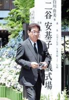 告別式の参列を終えて引き揚げる山本浩二氏＝東京・広尾の祥雲寺（撮影・西岡正）