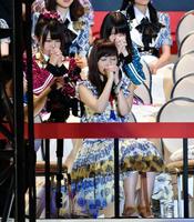 ＨＫＴ４８のメンバーと一緒に祈りながら２位の発表を聞くＨＫＴ４８・指原莉乃＝ＨＡＲＤ　ＯＦＦ　ＥＣＯスタジアム新潟（撮影・佐々木彰尚）