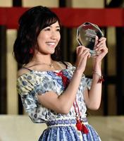 笑顔で２位のトロフィーを掲げるＡＫＢ４８・渡辺麻友＝ＨＡＲＤ　ＯＦＦ　ＥＣＯスタジアム新潟（撮影・佐々木彰尚）