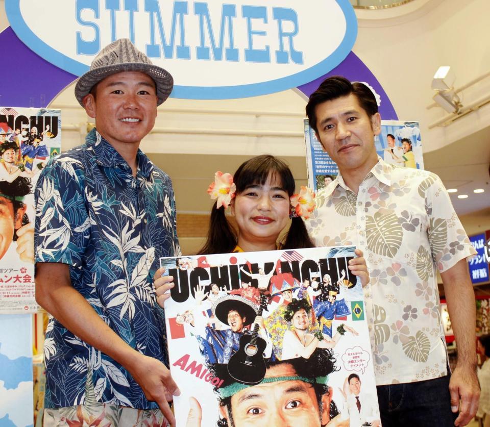 「おきなわ新喜劇ツアー」の発表イベントを行ったガレッジセールの川田広樹（左）とゴリ（右）。中央は宮川たま子＝大阪・なんばグランド花月