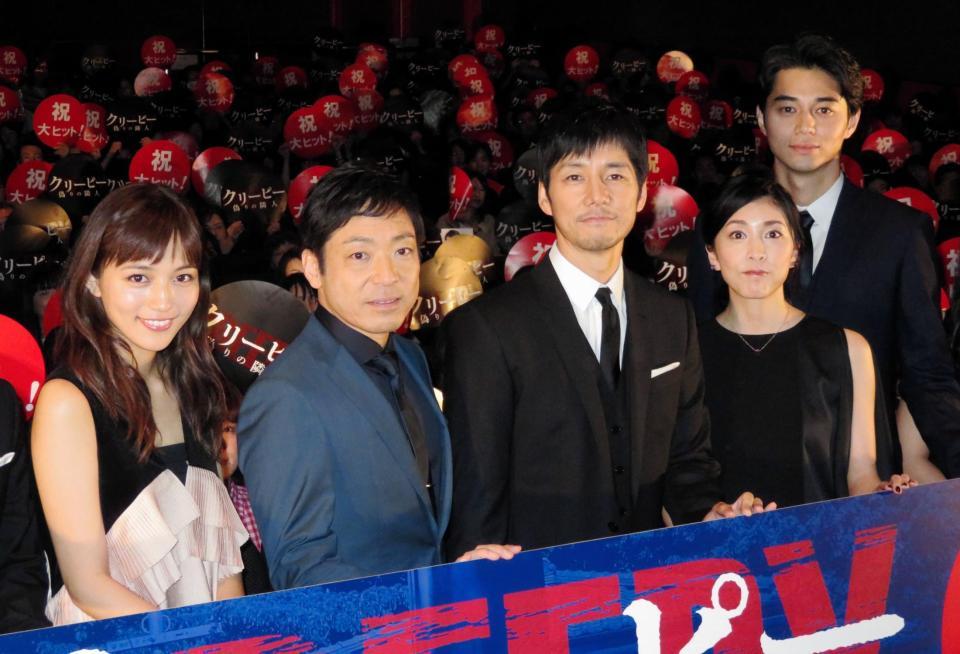 舞台あいさつを行った（左から）川口春奈、香川照之、西島秀俊、竹内結子、東出昌大＝東京・有楽町