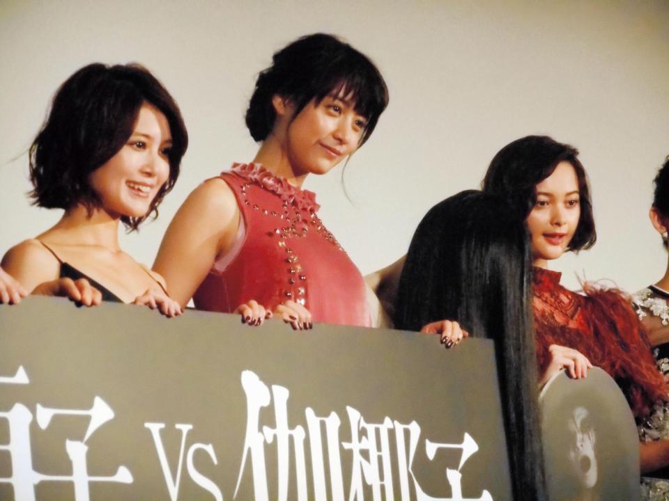 映画「貞子ｖｓ伽椰子」の初日舞台あいさつを行った（左から）佐津川愛美、山本美月、貞子、玉城ティナ＝東京・新宿バルト９