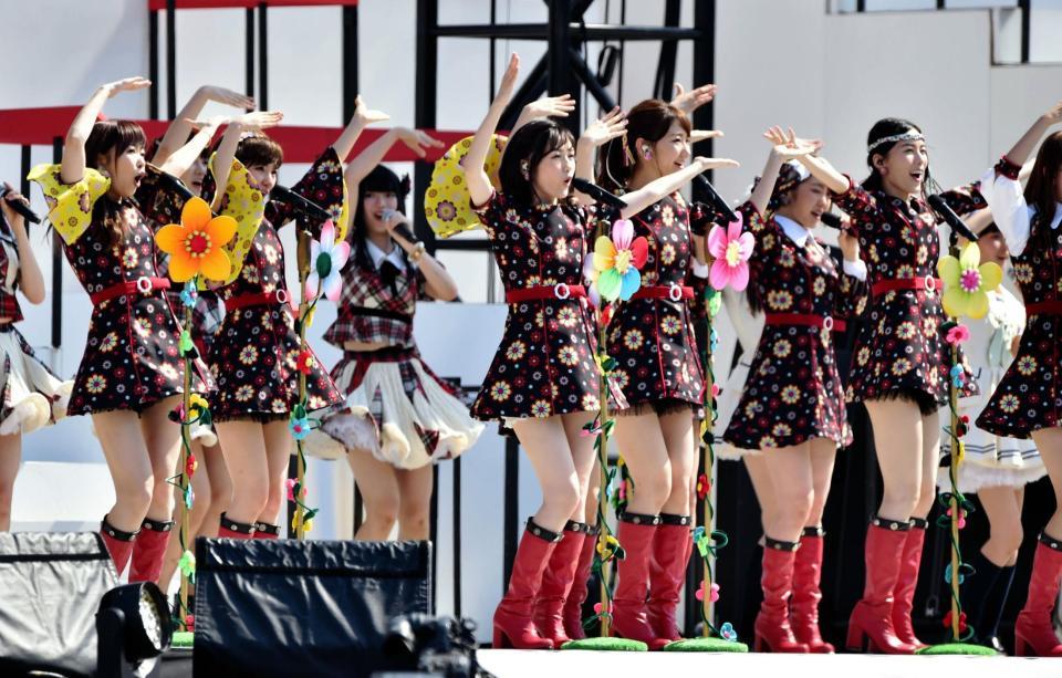 「ヘビーローテーション」を歌う渡辺麻友（中央）ら＝ハードオフエコスタジアム新潟