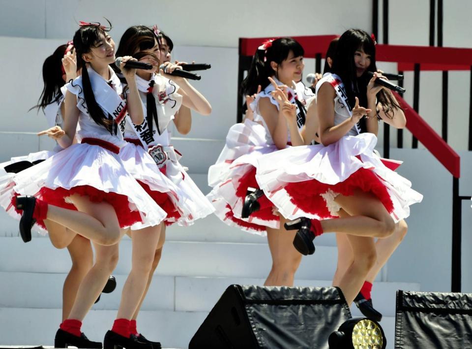 ファンを盛り上げるパフォーマンスを見せる地元のＮＧＴ４８＝ハードオフエコスタジアム新潟