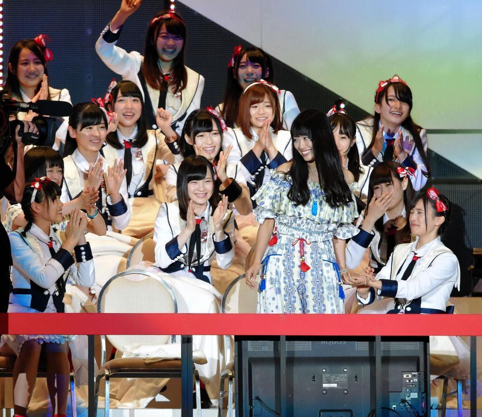 １２位に入り笑顔を見せるＮＧＴ４８の北原里英（右下）＝新潟・ＨＡＲＤ　ＯＦＦ　ＥＣＯ（撮影・堀内翔）