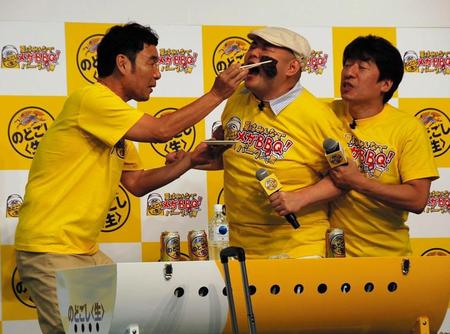 寺門ジモン（右）に押さえられ、肥後克広（左）から焼き肉を頬にあてられる内山信二＝東京・ベルサール秋葉原