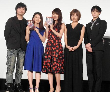 舞台あいさつした（左から）山口ヒロキ監督、山地まり、内田理央、佐藤聖羅、玉城裕規＝東京・豊洲