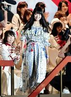 地元・新潟の声援を浴びながらステージへ向かうＮＧＴ４８・北原里英＝ＨＡＲＤ　ＯＦＦ　ＥＣＯスタジアム新潟（撮影・佐々木彰尚）