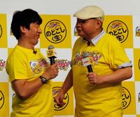 寺門ジモン（左）と“キス芸”に挑む内山信二＝東京・ベルサール秋葉原