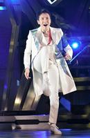 新曲「ＩＲＲＥＧＵＬＡＲ」を披露した郷ひろみ＝埼玉・越谷（撮影・佐々木彰尚）